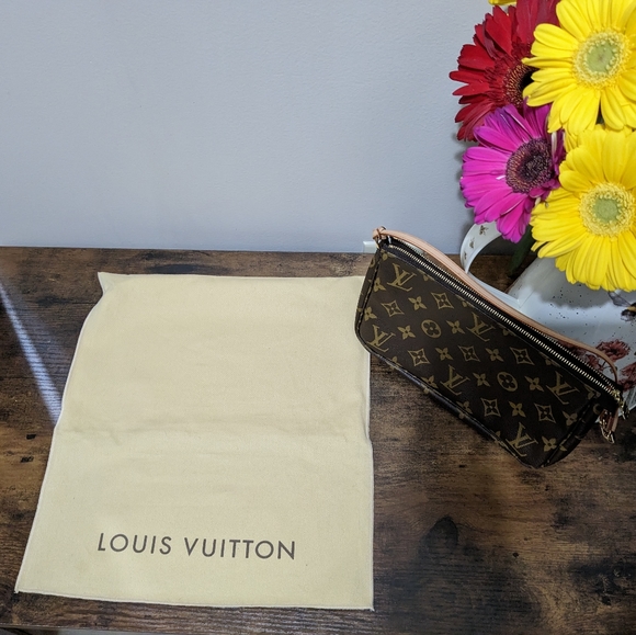 Louis Vuitton Pochette - Picture 13 of 13